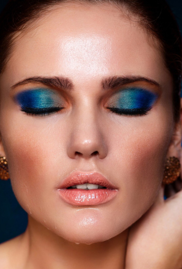 دمج رائع للظل الأزرق التركواز مع الظل البني