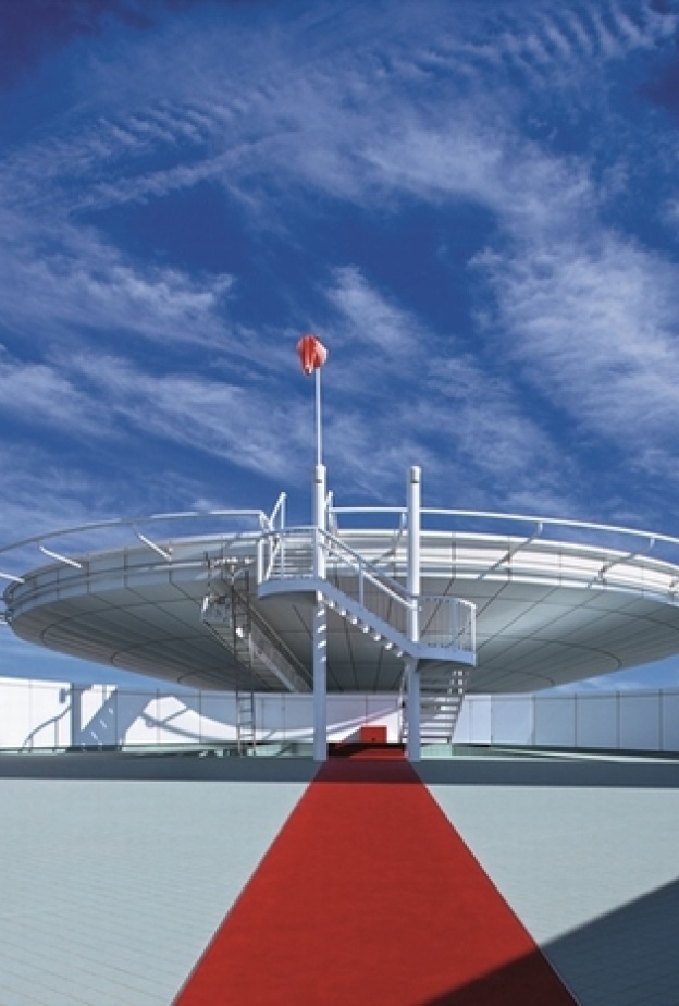 مأدبة طعام على مهبط مروحيات برج العرب لجمع التبرُّعات 