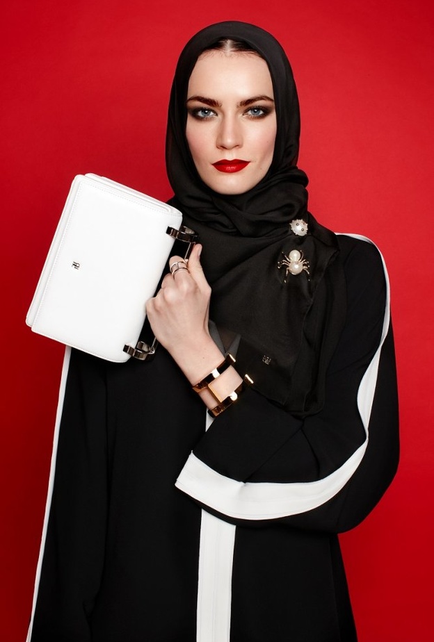 عباءات فاخرة مخصصة للشرق الأوسط من Carolina Herrera