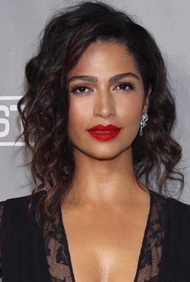 Camila Alves شفايف حمراء مع