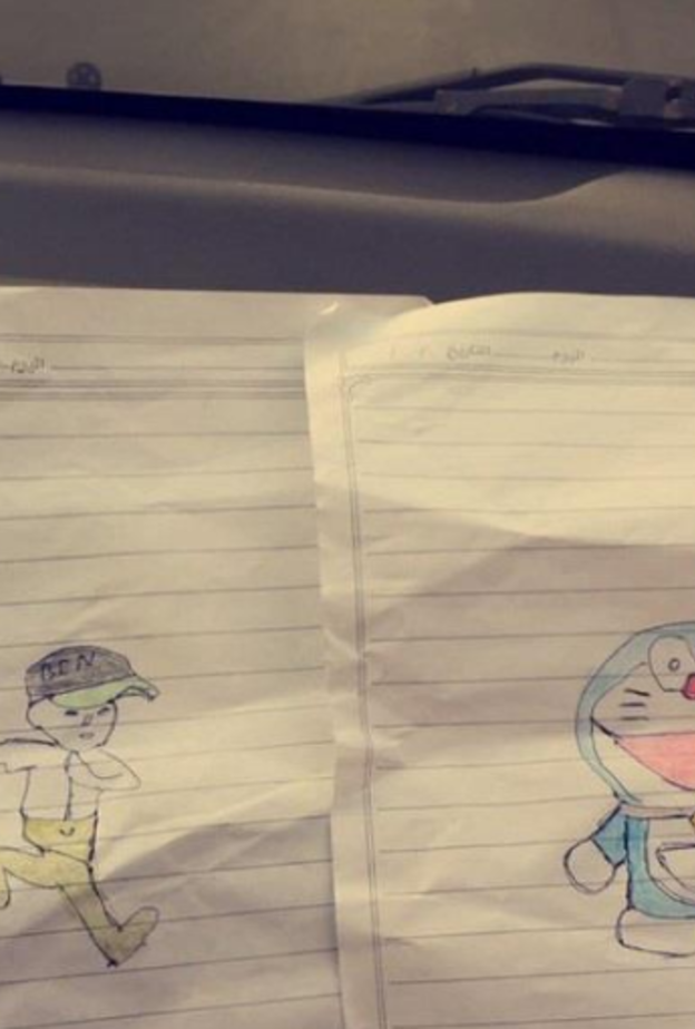 الطفل الصغير يقوم بإستعراض رسوماته.