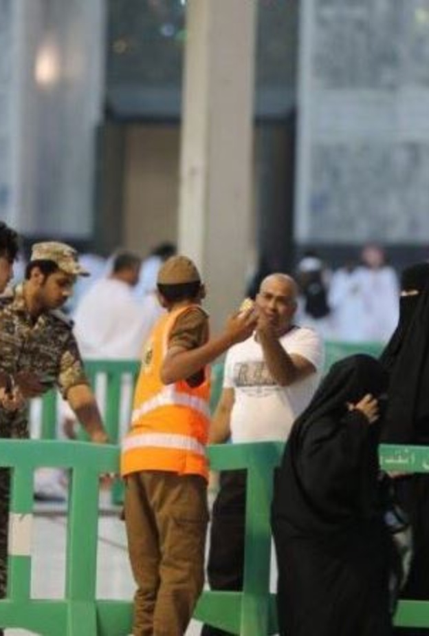 رجل أمن تخلى عن إفطاره من أجل زوار المسجد الحرام