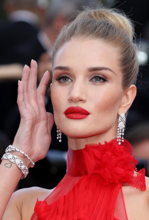 روزي هنتنغتون وايتلي ترتدي اقراط شانيل 