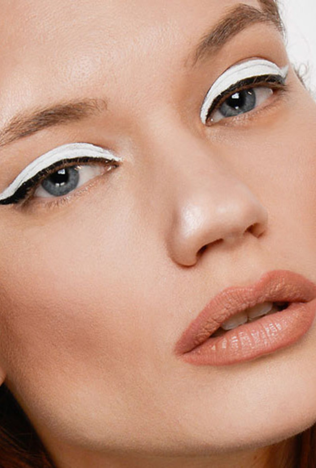 القلم الأبيص على حدود الجفون العليا يغنيكي عن الظلال الداكنة