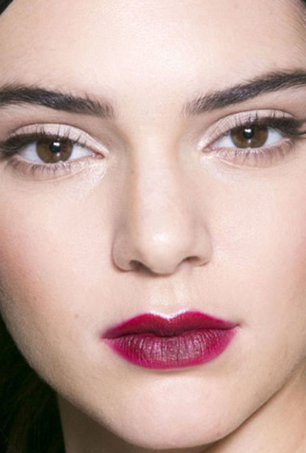 البنفسجي موضة الشفاه البارزة