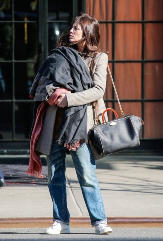 بالصور: شارلوت غينسبور مع إبنها في نيويورك