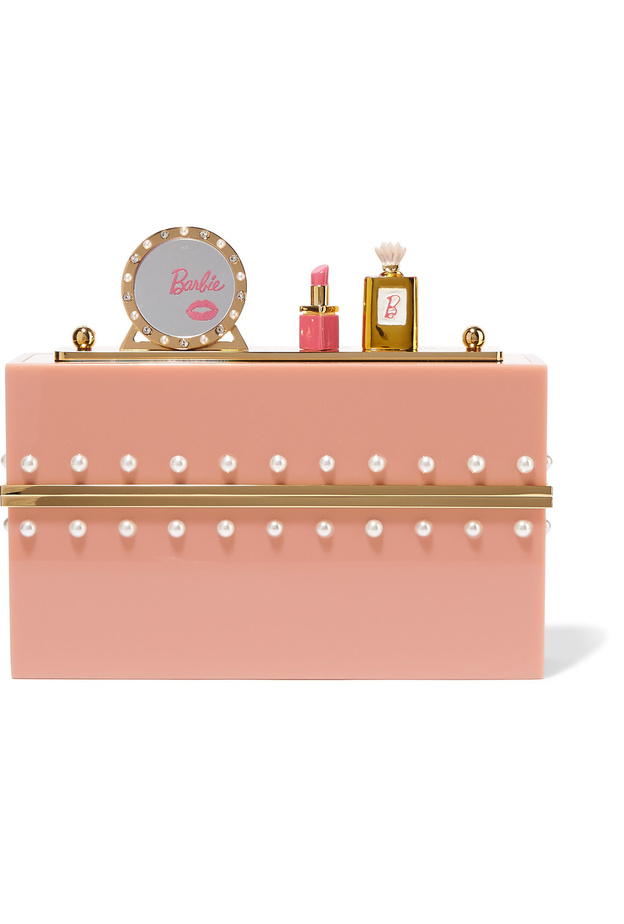 Charlotte Olympia شنطة يد بتصميم غريب مستوحى من الباربي من