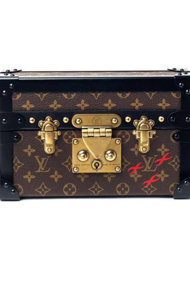 فكتوريا بكهام تحمل شنطة بيركن حمراء