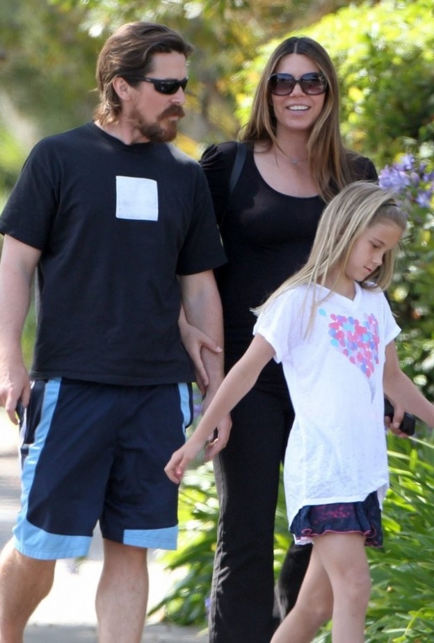 بالصور: كريستيان بايل يتنزه مع عائلته