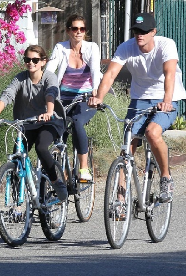 بالصور: سيندي كروفورد تستمتع بركوب الدراجات 