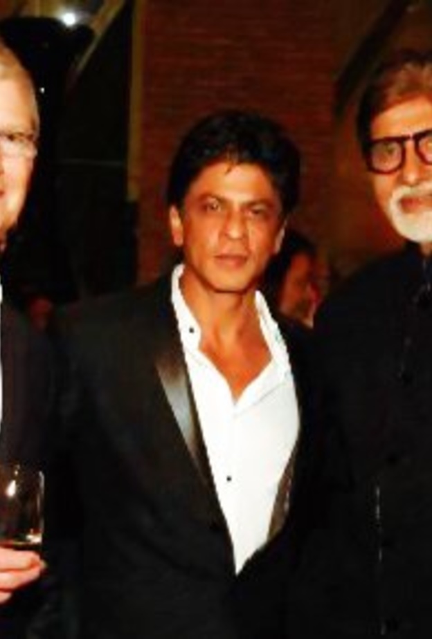 نجوم بوليود شاركوا شاروخان مأدبته على شرف رئيس شركة أبل