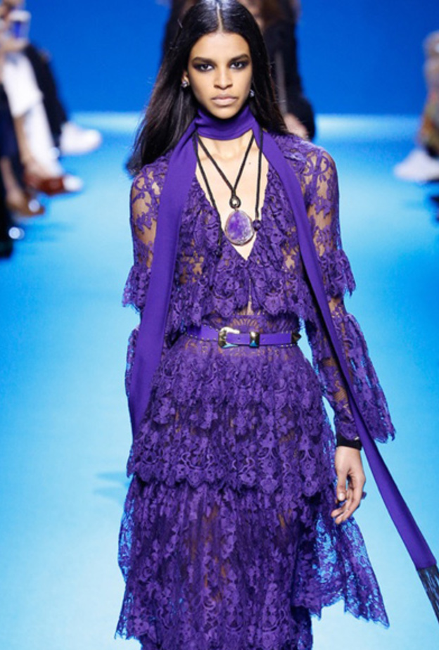 فستان خطوبة باللون الارجواني من الدانتيل و متعدد الطبقات من مجموعة ايلي صعب لخريف 2016