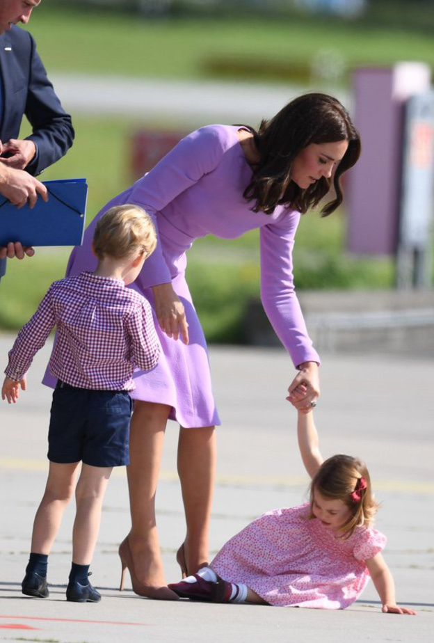 تشارلوت تنفجر في البكاء بعد تعثرها وسقوطها أرضا.