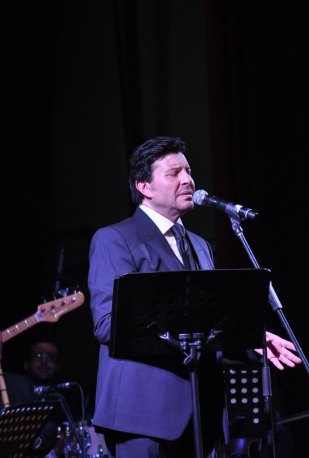 قدم هاني مجموعة من أشهر أغنياته