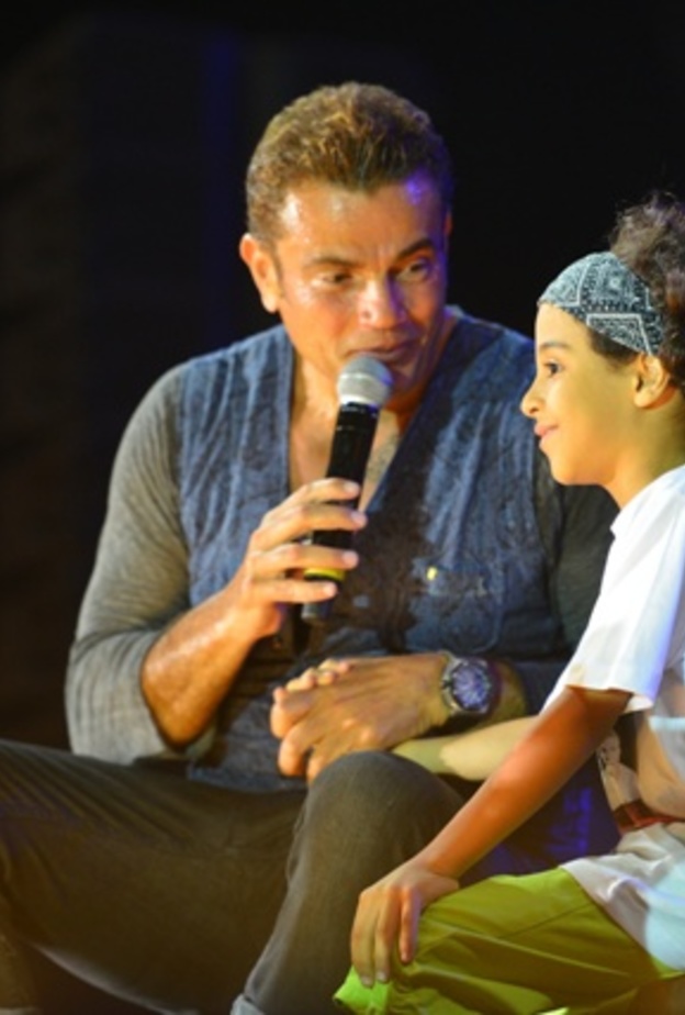 عمرو دياب والطفل محمد