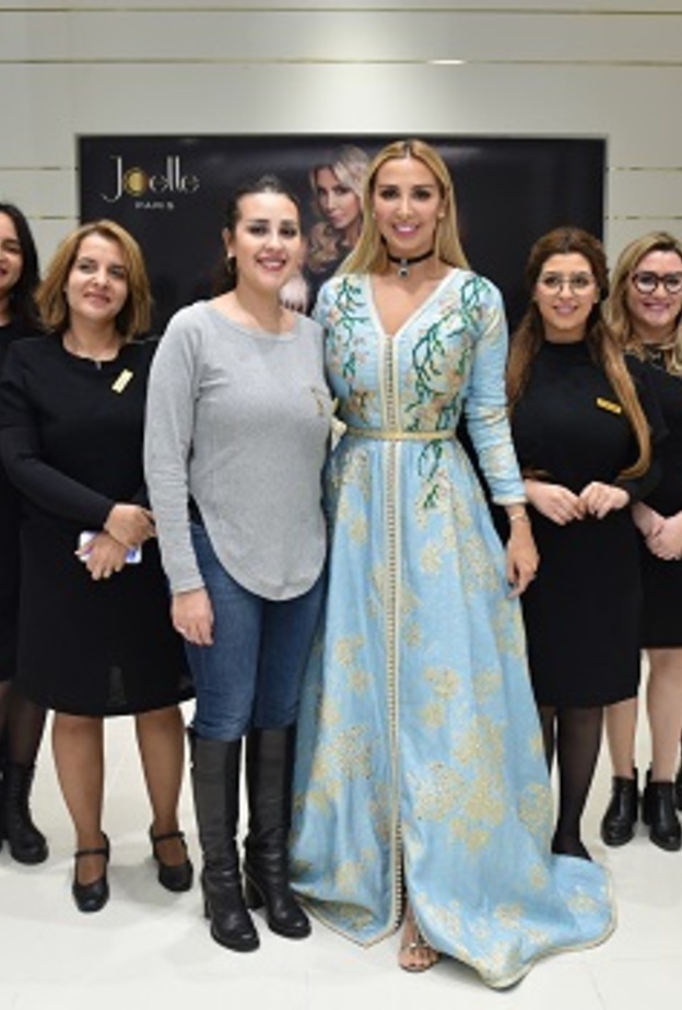 جويل ماردينيان تتوسط طاقم عمل ميزون دو جويل في الدار البيضاء