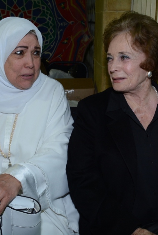 سهير رمزي حرصت على مصافحة السيدة جيهان السادات 