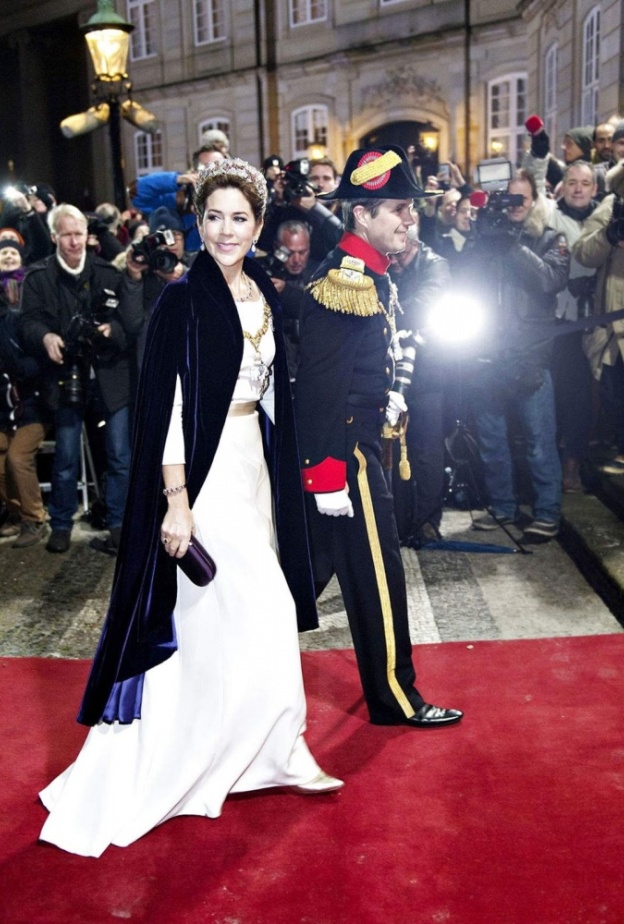 إطلالة رائعة للأميرة ماري وزوجها ولي العهد الأمير فريديك في في قصر كريستيان