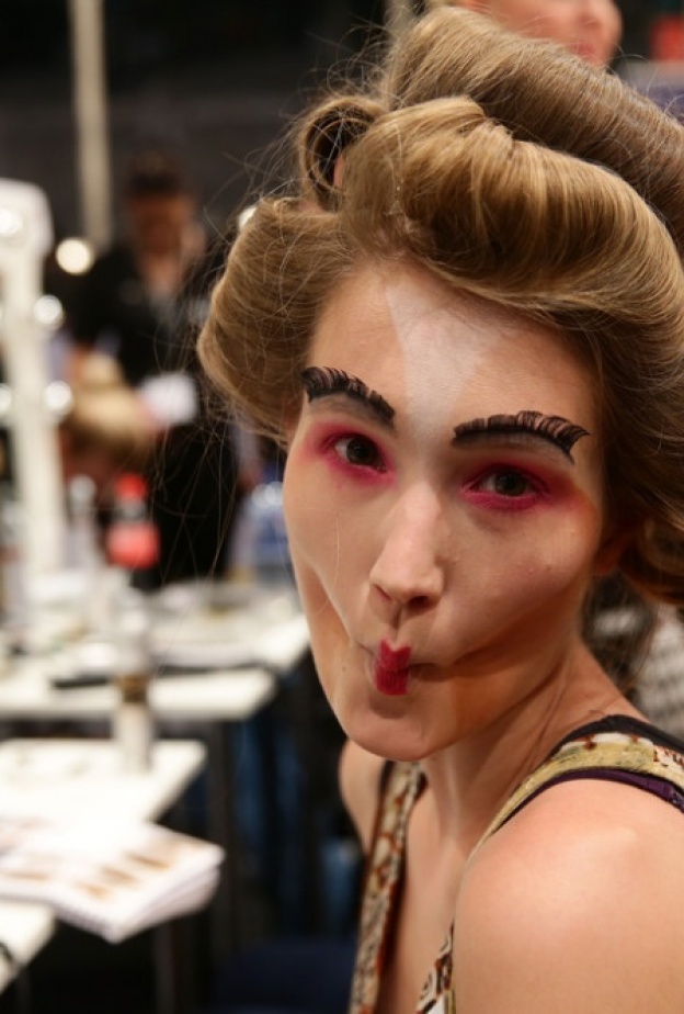 عارضة في كواليس Johnny Dare تتقن تقليد وجه البطة