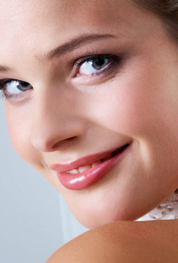 خطوات إزالة السواد تحت العين يوم الزفاف