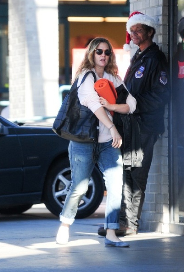 بالصور: درو باريمور تحضر دروس اليوغا