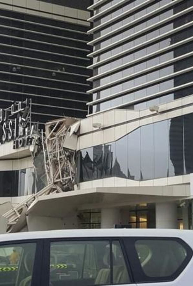 سقوط رافعة في شارع الشيخ زايد في دبي واحتراق 3 سيارات