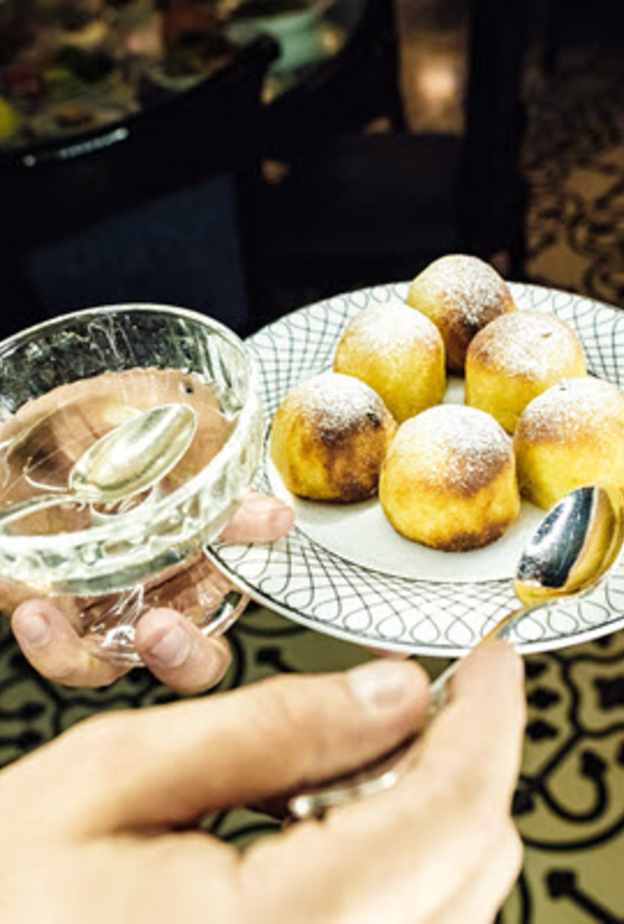 الحلويات العربية المميزة في مطعم أم شريف