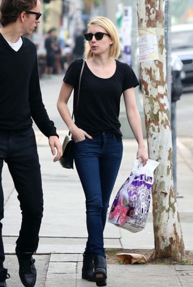 بالصور: إيما روبرتس تتسوق في Melrose