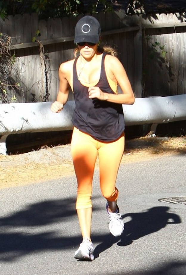 بالصور: إيفا لونغوريا تمارس رياضة العدو 