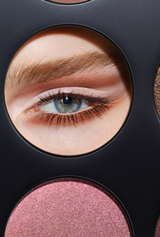  خطوات تطبيق مجموعة أيز أون من Mac مع خبيرة الماكياج فيمي جوشي