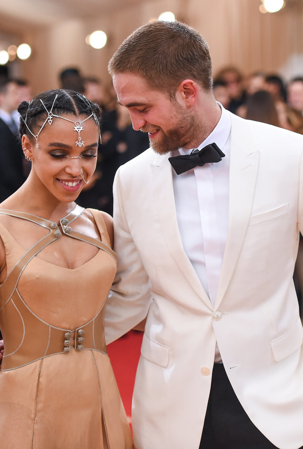 فاجئ الجميع واعلن عن خطبته على امل في شهر ابريل في عام 2014 ولقد تزوج الاثنان في مدينة البندقية في عام