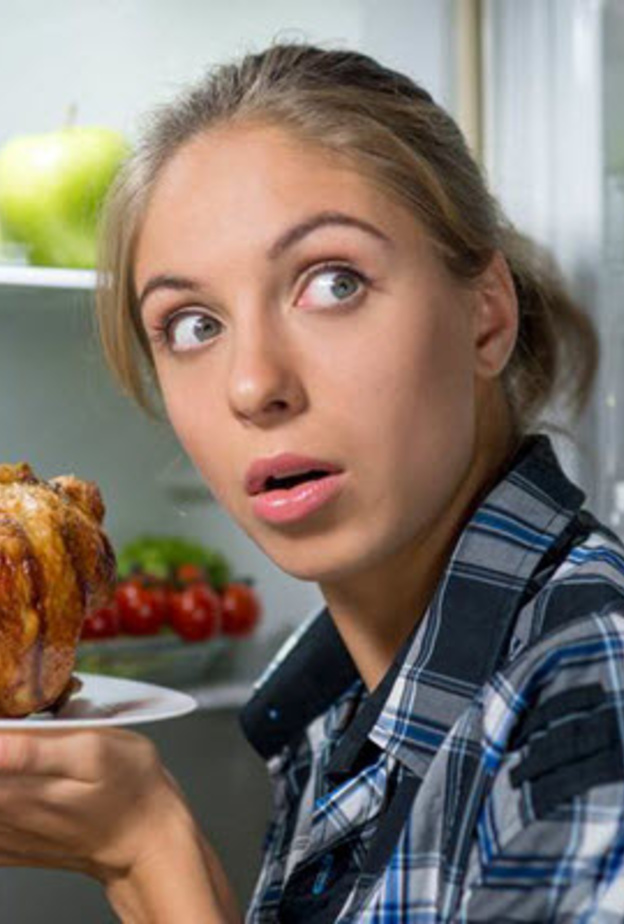 يفقد المصابون بالجوع الليلي القدرة على السيطرة على هذه العادة