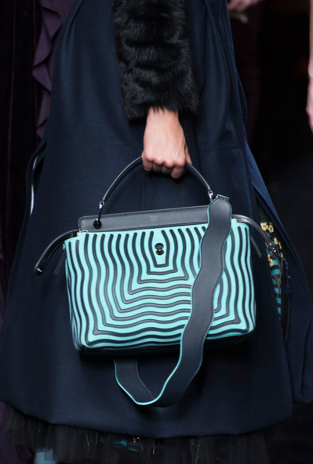 Fendi شنطة مع خطوط عصرية من فاندي 