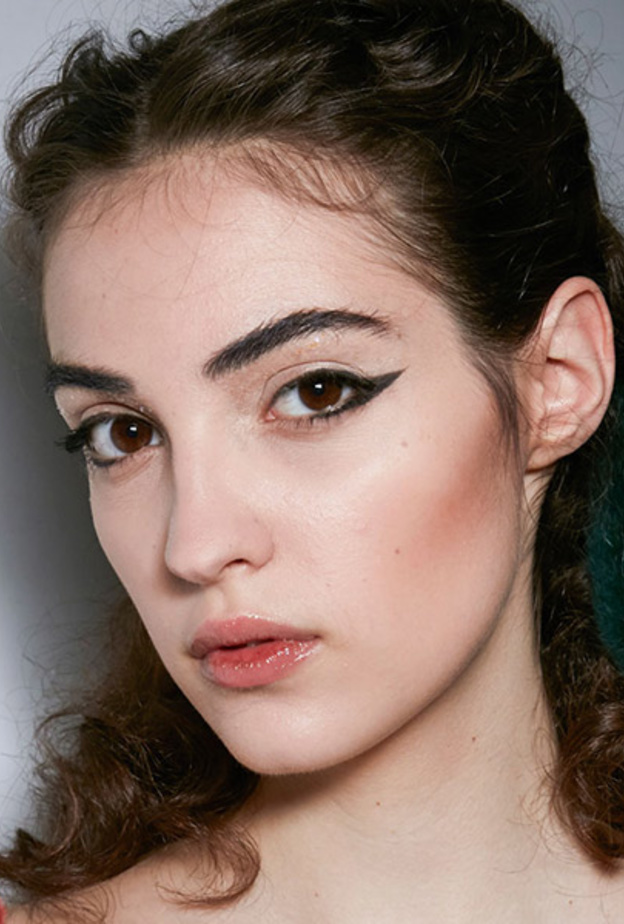 اختاري كحل اسود عريض قبل الخريف