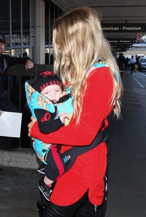 بالصور: Fergie تسافر بصحبة طفلها Axl