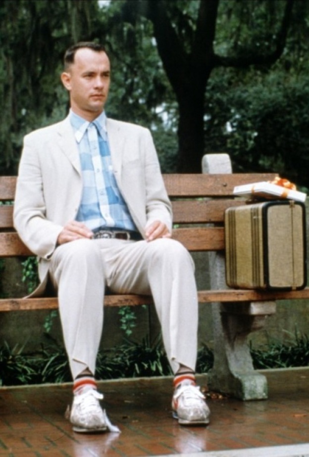 الفيلم يحكي قصة حياة رجل منخفض الذكاء وطيب القلب يدعى فورست جامب