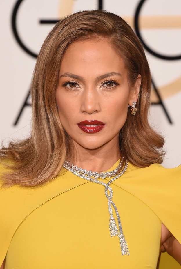 جينيفر لوبيز ترتدي مجوهرات هاري وينستون 