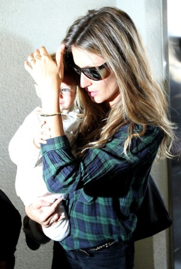 بالصور: جيزيل بوندتشن وطفلتها في مطار LAX