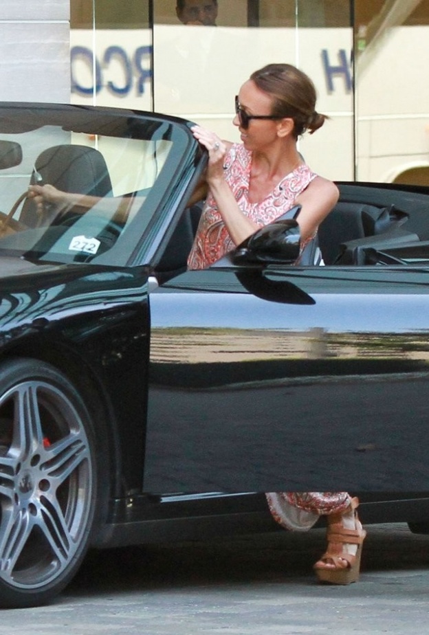 بالصور: الكاميرات تلاحق جوليانا رانسيك وابنها 