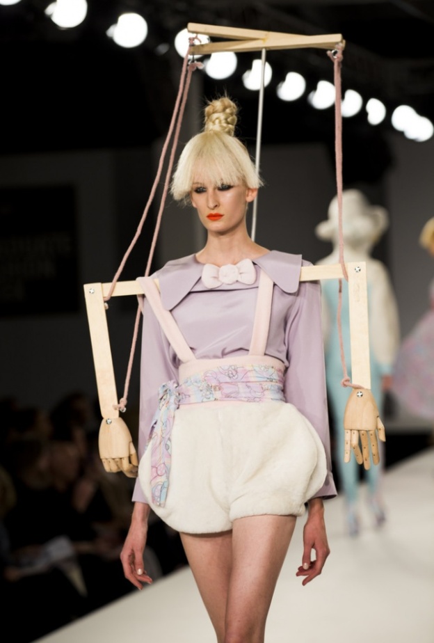 عارضة أزياء أشبه بالدمى المتحركة ضمن عروض أزياء Graduate fashion week في لندن