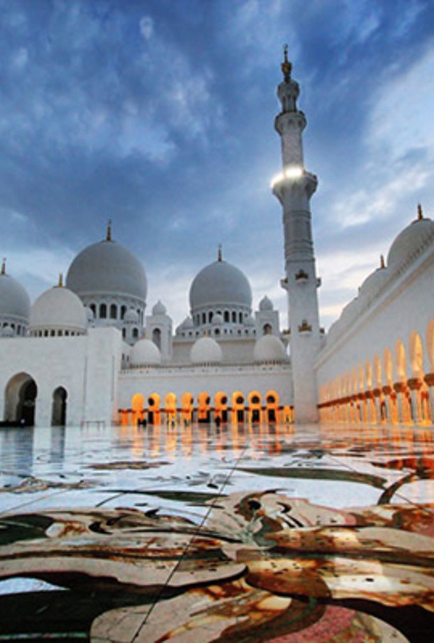 جامع الشيخ زايد في ابوظبي .. تحفة معمارية تحبس الانفاس