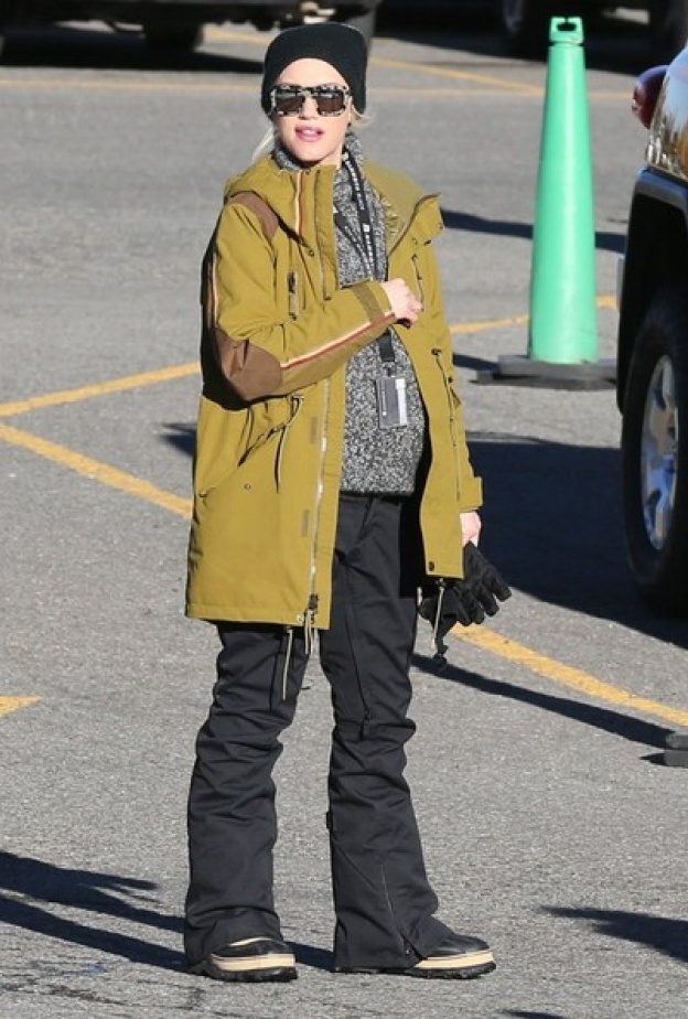 بالصور: الحامل Gwen Stefani تصطحب أطفالها للعب بالثلج