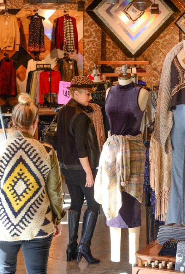 بالصور: غوين ستيفاني تتسوق للكريسماس