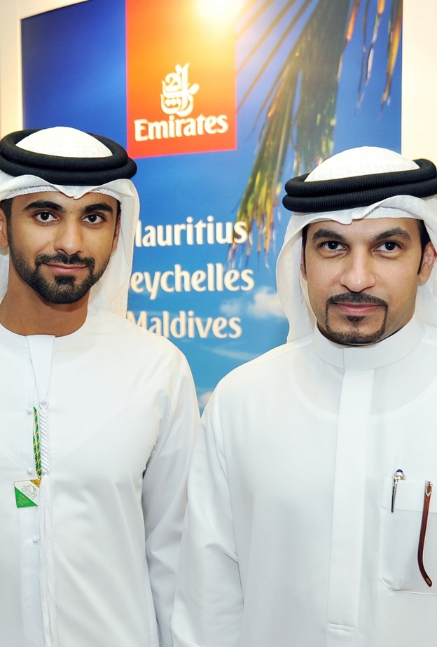الشيخ منصور بن محمد بن راشد آل مكتوم والشيخ ماجد المعلا نائب رئيس أول طيران الإمارات لدائرة العمليات التجارية