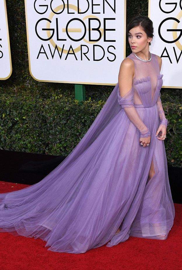 Hailee Steinfeld في فستان رائع من الشيفون البنفسجي الفاتح من فيرا وانغ