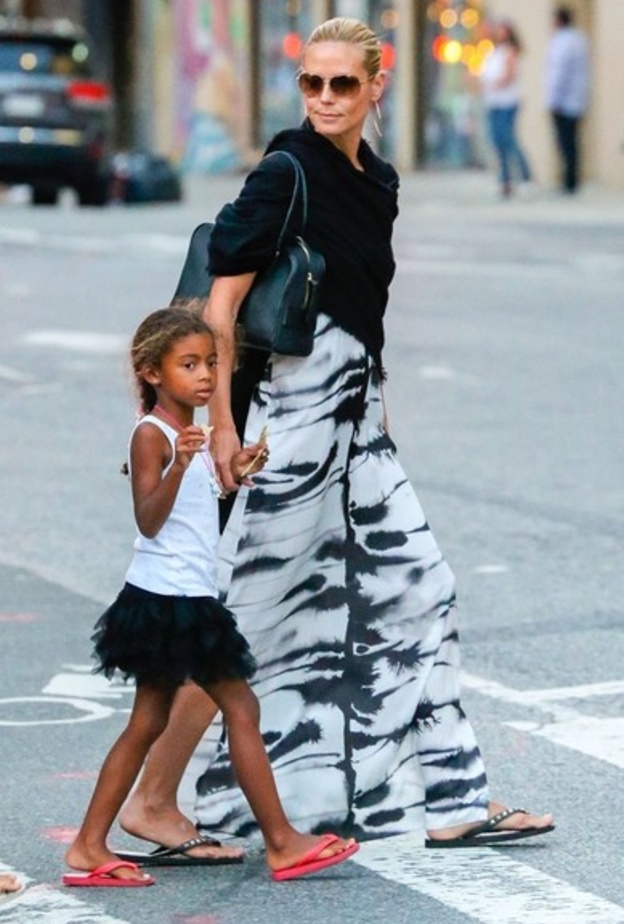 بالصور: هايدي كلوم تصطحب أطفالها للغداء