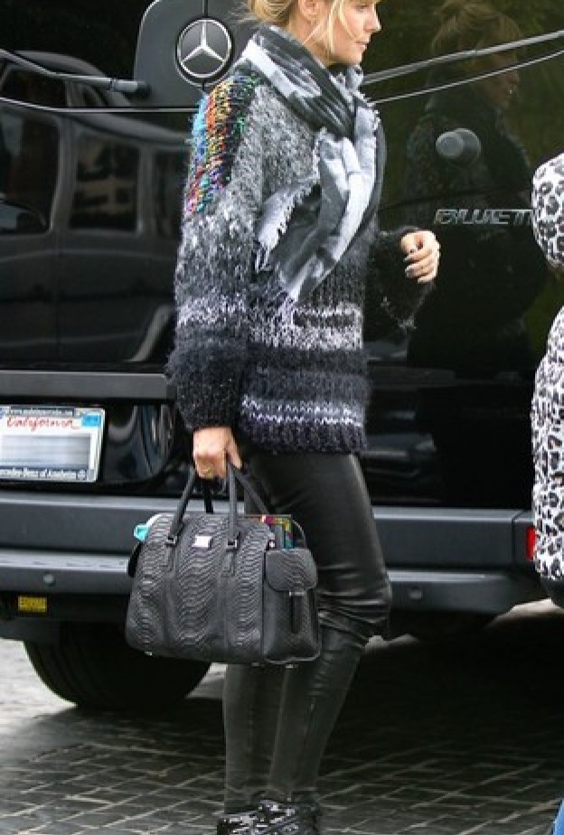 بالصور: هايدي كلوم تتغدى مع عائلتها بالخارج