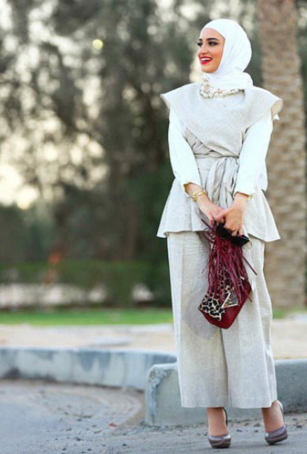 إطلالة أنيقة باللون الرمادي