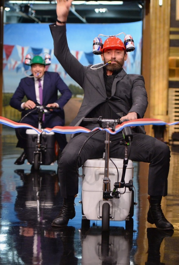 يبدو أن هيو جاكمان قد حن لطفولته ليسابق النجم جيمي فالون في cooler scooter