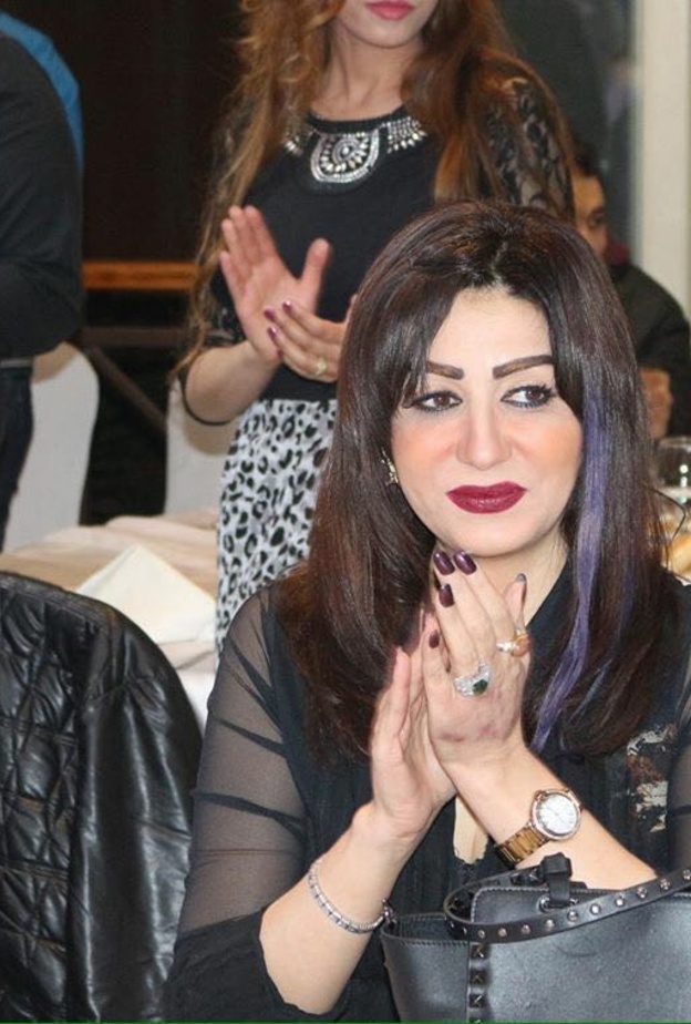 وفاء عامر تحتفل بشطرنج